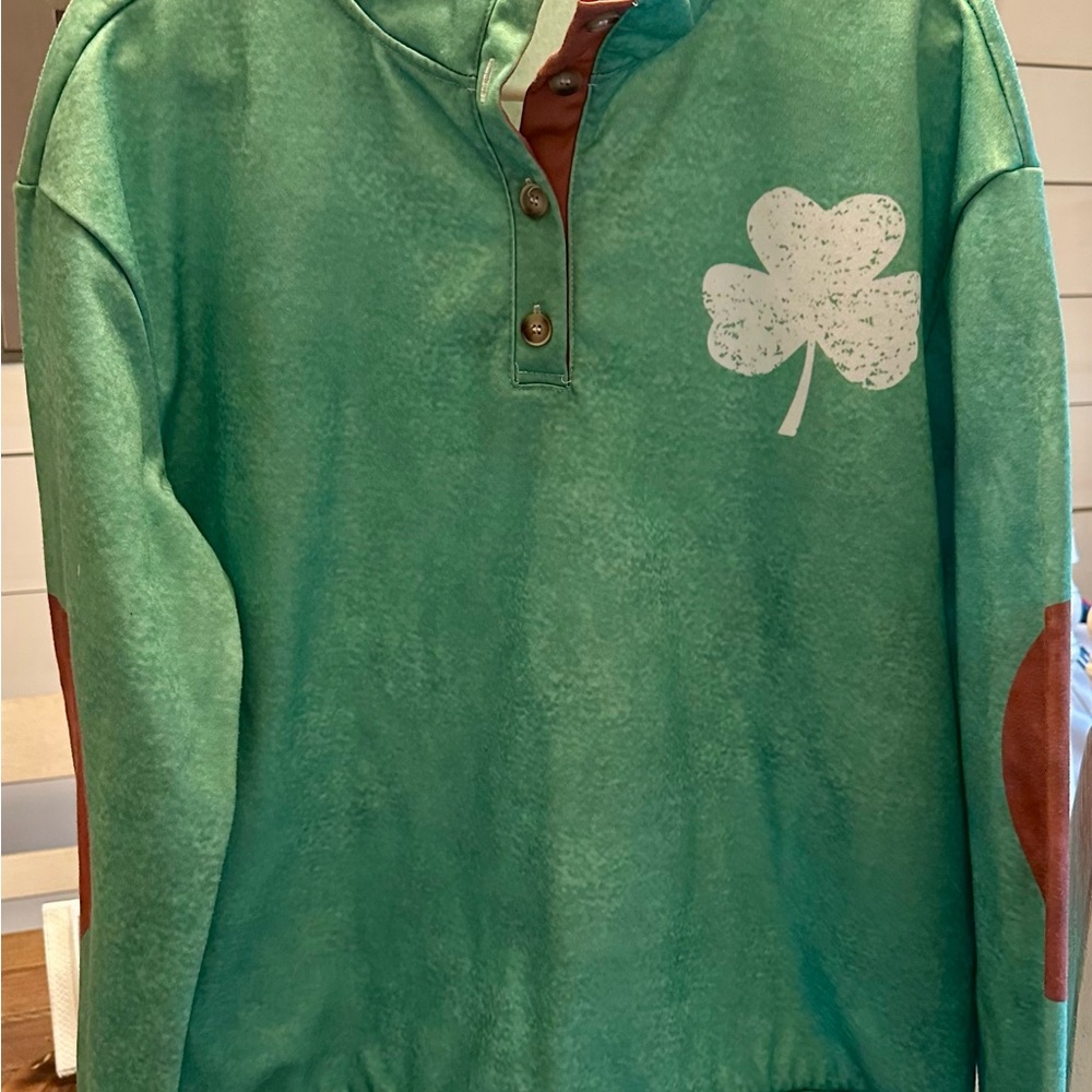 Green Pullover Fleecewith Shamrock Design